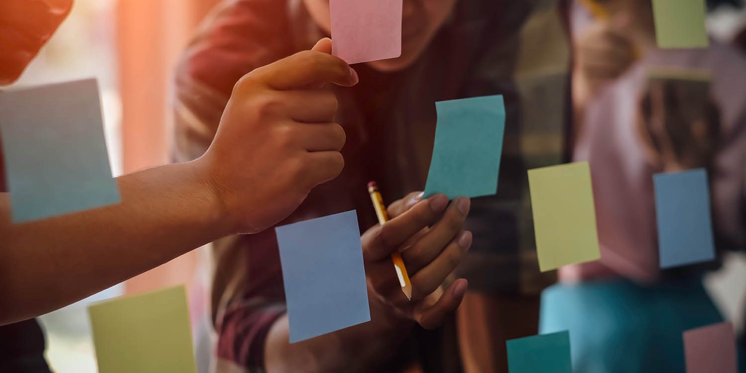 Decorative. Figures collaborating and holding post-it notes